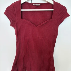 Röd tröja  - Jättefin tröja från Anna Field, köpt från Zalando💓 Använd fåtal gånger så plagget är i mycket bra skick! Säljer då den inte kommer till användning😇 DM om frågor/bilder 💓 KÖPARE STÅR FÖR FRAKT
