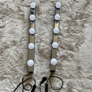 Spegel lampor  - Jag säljer mina två vägglampor från IKEA i modellen (MUSIK, vägglampa förkromad) med alla lampor till. Funkar utmärkt och är knappt använda. Nypris 750kr, säljer för 400kr