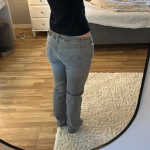 Grå jeans från LTB - Snygga grå jeans från LTB. De är i modellen valerie och storleken 28x30💕 Aldrig använda 