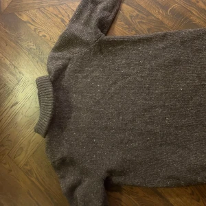 Brun stickad tröja från Samsøe Samsøe - Säljer en snygg brun stickad tröja från Samsøe Samsøe. Perfekt för kyliga dagar med sin mjuka och varma känsla. Tröjan har långa ärmar och en klassisk design som passar till det mesta. Ett måste i garderoben för höst och vinter!