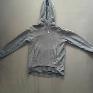 Svart hoodie från J.Lindeberg. XS - Svart Jlindberg hoodie. Den är använd men i hyfsat skick. 