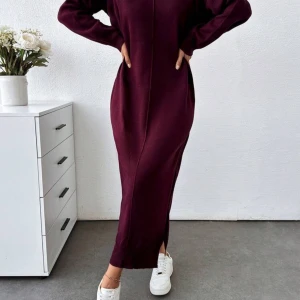 Vinröd långklänning - Snygg vinröd långklänning med långärmad design och en liten slits. Perfekt för en stilren och bekväm look. Passar bra till sneakers för en avslappnad stil. Använd 1-2 gånger. Onesize