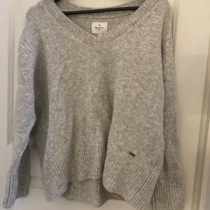 Jätte söt stickad tröja från pepe jeans - Säljer en mysig grå stickad tröja från pepe jeans💕