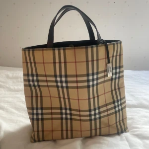 Burberry väska  - Superfin väska från Burberry. Köpt i Italien för många år sedan men sparsamt använd. Nypris låg på ca 14 000kr. Måtten ca 36 x 33 x 12 cm.   #burberry #burberrylondon #burberryvintage #vintage #italianquality #madeinitaly #totebag #neverfull #vintagebag #bigbag #women #italianfashion #oldmoney #classic #timelessfashion 