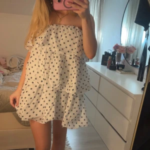 Vit prickig klänning - Söt vit klänning med svarta prickar och volanger💓💓😇storlek 34, lappen är kvar och nypris är 600kr💓helt slutsåld✨✨