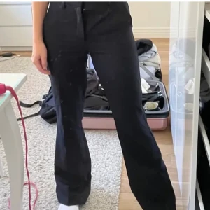 Svarta kostymbyxor  - Ett par kostymbyxor från bikbok jag köpte dem för 500 kr och säljer för 200 kr😍