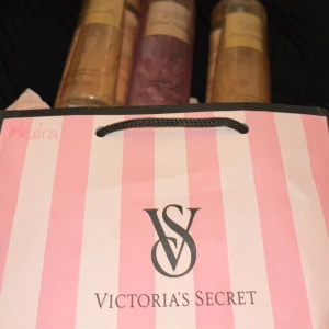 Parfymmist från Victoria's Secret - Tre flaskor parfymmist från Victoria's Secret i dofterna 'Bare Vanilla' och 'Velvet Petals'. Varje flaska innehåller 250 ml och har en elegant design med guldfärgad kork. Perfekt för att fräscha upp din dag med en lyxig doft. Går endast att få tag på utomlands, köpa från Barcelona❤️