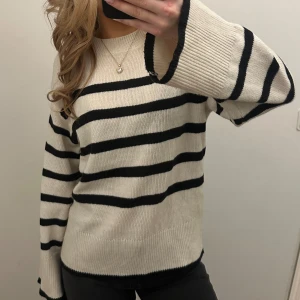 Ribbad långärmad tröja - Jättefin stickad tröja med svarta ränder och långa stora ärmar, storlek xxs men passar xs☺️