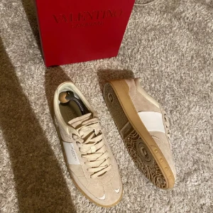 Valentino skor - Ett par Valentino Upvillage i strl 44. Skicket e bra och priset kan sänkas😉
