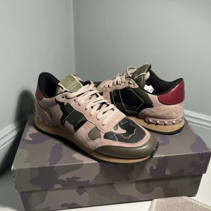Valentino Rockrunners - Tja, just nu säljer jag dessa dessa rockrunners i storlek 39-40. skick = 9/10. Endast skorna ingår! Nypriset på dessa skor är 6999 men vi säljer de för endast 1499kr (vi kan gå ner i pris vid snabb affär)! Fler bilder finns vid fråga!