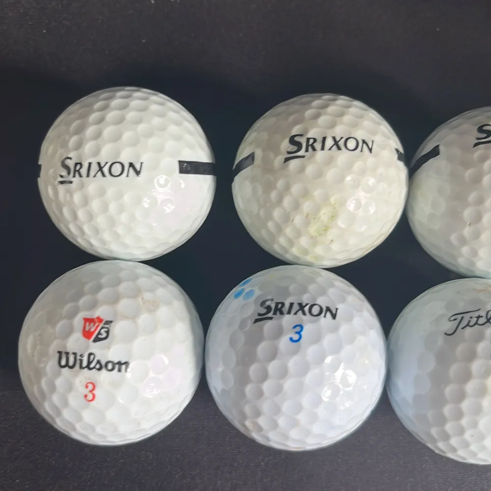 Säljer ett set med golfbollar från Srixon, Wilson och Titleist. Bollarna är vita med en gul variant från Srixon. Perfekt för golfentusiaster som vill ha variation i sitt spel. Bollarna har olika nummer och märken för enkel identifiering på banan.. Asusteet.