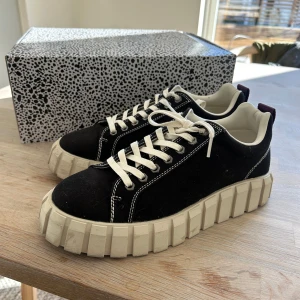 Eytys Odessa Canvas Black - Köpa secondhand men tyvärr för stora för mig. Knappt några tecken på användning, jätte bra skick! Nypris 1900kr. Pris diskuterbart vid snabb affär
