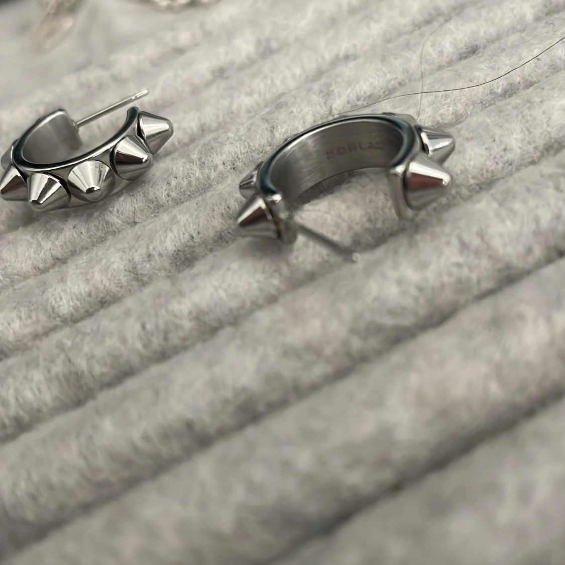 Silvriga örhängen med nitar från Edblad - 2