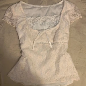 Coquette/Shoujo top - Supersöt! Köpte den på Plick, men passade inte mig🥹Det står att den är i storlek S, men jag skulle säga att den är i storlek XS-XXS och den är ganska kort i längden. Materialet är lite genomskinligt på ärmarna och magen. Ljusrosa i färgen, men inuti vit! (ps: bilderna är inte mina)