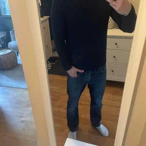 Mörkblå tröja från Dressmann - Säljer en stilren mörkblå tröja från Dressmann. Tröjan har en klassisk design med rund hals och långa ärmar. Perfekt för en avslappnad men ändå välklädd look. Storlek S men skulle nog kunna passa som M också.