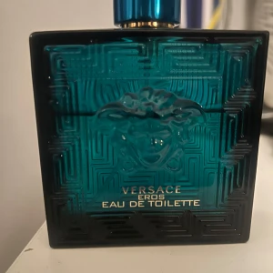 Versace Eros  - Säljer en flaska Versace Eros Eau de Toilette. 60-70ml av 100 ml. Köpt för ca 2 månader sen. 