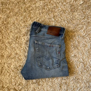 Replay anbass slim fit jeans med slitningar - Snygga blå jeans från Replay, modell Anbass tillverkade i slitstarkt denim. Mycket bra skick, inga märkvärda anmärkningar. Storlek 33/32 mått kan såklart skickas vid osäkerhet. Jeansen har snygga små diskreta slitningar med en riktigt skön wash. Postas antigen samma dag som köp eller dagen därpå, sänker priset 50kr vid snabb och smidig affär 💯🙌