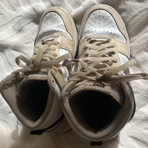 Nike skor inte nya har anvents  - Jätte fina men anvenda Nike skor jätte bra  att ha till skolan eller en vanlig dag (: