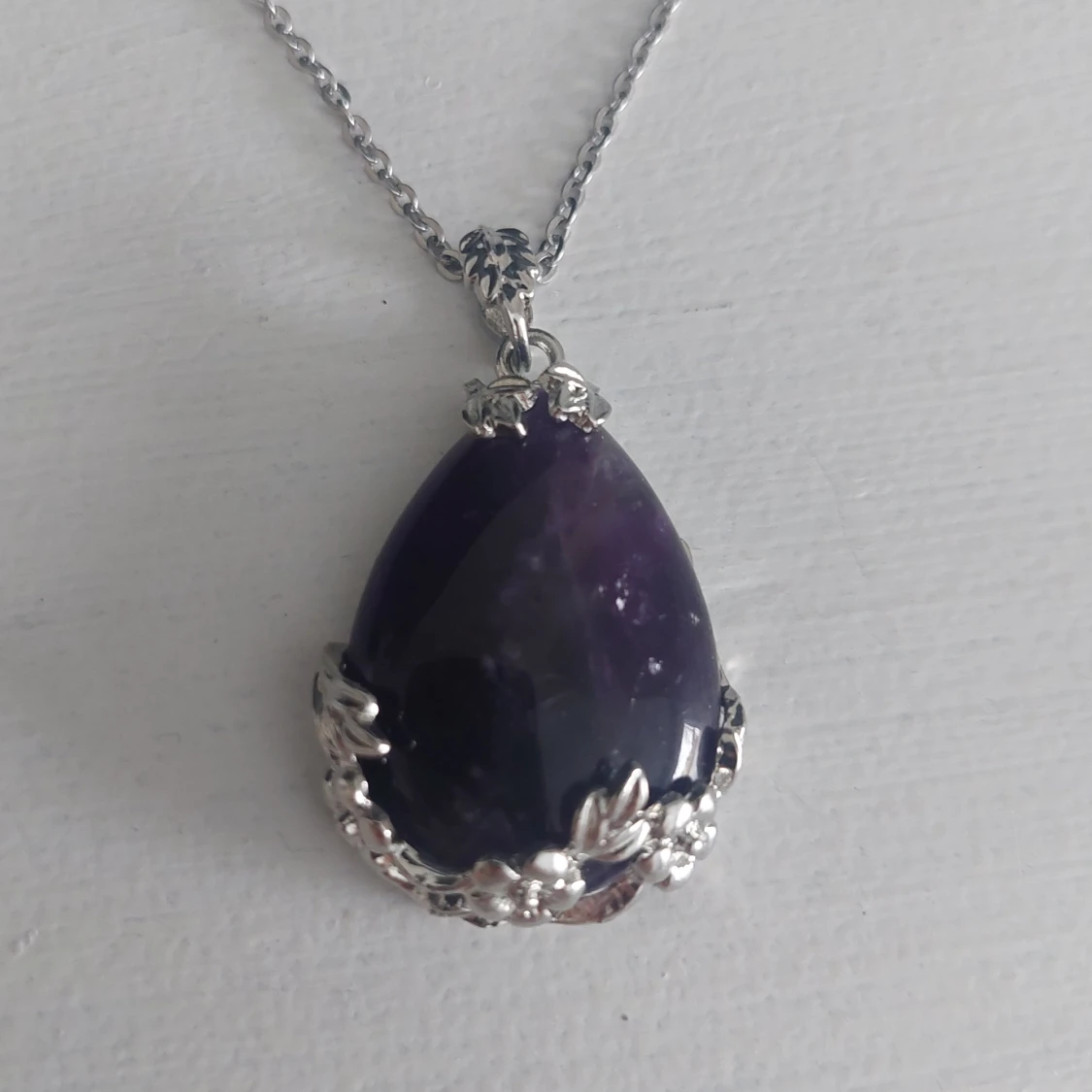 Lila droppformat halsband med silverdetaljer - 2