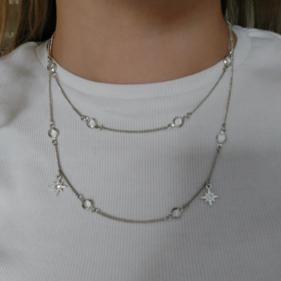 Silverfärgat halsband med stjärndetaljer