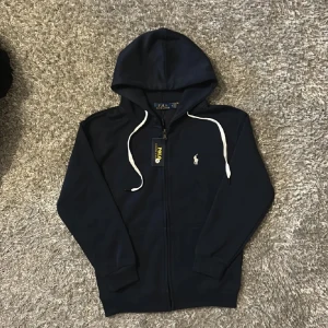  Polo Ralph Lauren zip - säljer nu min ralph lauren zip då den inte passar. köptes för 1800 o säljes för högsta bud så skicka bud