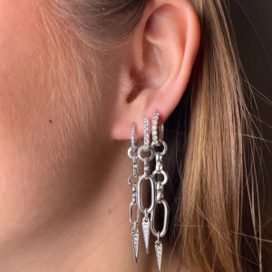 L8hasselblad örhängen  - Långa örhängen från l8hasselblad i silver med vita stenar. (Längst till höger på bild 1 och längst till vänster på bild 3). Nypriset är 1300kr för båda och säljer för 400kr, använda fåtal gånger så i nyskick😁💞