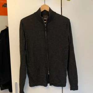 Mörkgrå fullzip från Oscar Jacobson - Mörkgrå tröja från Oscar Jacobson. Mycket bra skick, storlek M