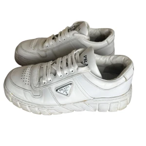 Prada  - Prada sneakers. Storlek 42. Skick 8/10 fina. Finns att köpa på Fashionels.com pris 1990kr