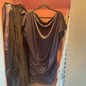 kort klänning - mörklila klänning från Cooper St med draperad hals och rynkade detaljer i midjan. stretchig! passar S-L💕