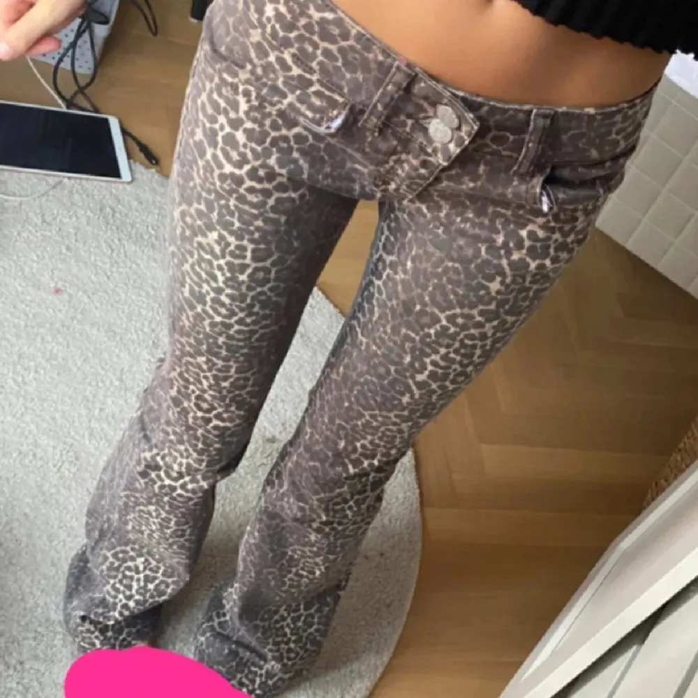 Snyggaste leopard jeansen!! Älskar!! Men behöver verkligen pengar så säljer därför 💓 pris går att diskutera. Storlek 34 men passar mig som vanligtvis har 36. Farkut & Housut.
