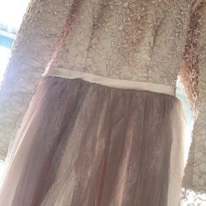 Vinröd paljettklänning - Säljer en glittrig vinröd klänning med långa ärmar. Perfekt för en festlig kväll med sitt iögonfallande paljettmönster. Klänningen har en elegant passform som framhäver figuren. Köp den för en glamorös look! ✨