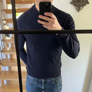 MANGO tröja - Stilren mörkblå tröja från mango. Tröjan är i gott skick. Kontakta för mer info eller frågor!