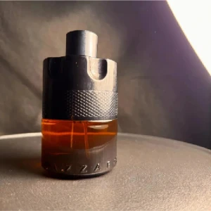 Azzaro Most Wanted Sampels  - 	•	Pris: 26 kr per milliliter (1 ml = ca 10 sprays) 	•	OBS: Priset gäller per milliliter, inte för hela flaskan 	•	Fast pris, men vid större beställningar kan vi diskutera mängdrabatt 	•	Alla samples tappas noggrant och hygieniskt i sterila sprayflaskor
