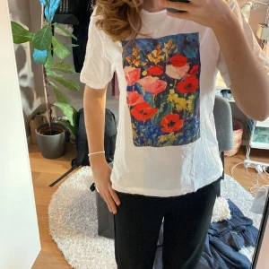 T-shirt med tryck💐 - Basic vit tröja från Monki med blom tryck på.💐 Säljer då den inte kommer till användning⭐️💐💋