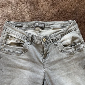 LTB jeans valarie  - INTRESSEKOLL på mina gråa LTB jeans i modellen valarie. De är använda några fåtal gånger och svåra att få tag på. Jättebra skick❣️W27 L32