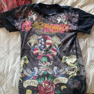 Ed Hardy t shirt  - Fett snygg Ed Hardy t shirt. Använder aldrig. Pris går att diskutera !