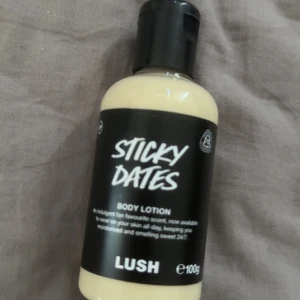 Lush -Sticky Dates Body Lotion  - Sticky Dates Body Lotion från Lush i en 100g flaska. Denna lotion har en söt och lockande doft, designad för att hålla huden återfuktad och väldoftande hela dagen. Perfekt för dig som älskar en lyxig och långvarig doftupplevelse. Oanvänd!! Ny pris 150kr 