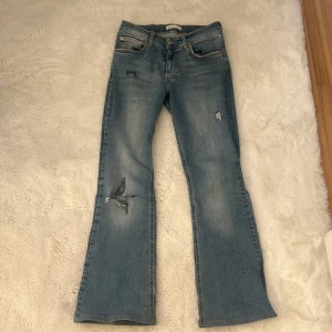 Blå bootcut jeans från Perfect Jeans - Snygga blå bootcut jeans från Perfect Jeans med slitna detaljer. De har en klassisk femficksdesign och en bekväm passform. 