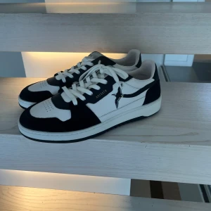 Svartvita sneakers från Axel Arigato - Säljer mina axel arigato skor som aldrig är använda.