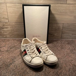 Vita sneakers - Snygga skor som passar bra till sommaren, skicket är 7/10 skulle jag säga pga defekten på bild 4. Låda tillkommer skriv vid minsta fråga eller fundering!