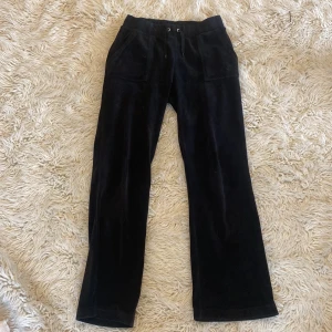 Svarta mjukisbyxor - Svarta mjukisbyxor från Juicy Couture de är andvända ett fåtal gånger men inga skador eller fläckar på dom.