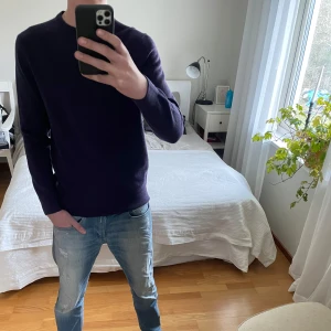 100% kashmirtröja från C&A Premium! - Säljer en stilren tröja från C&A Premium. Tröjan är långärmad och har en rund halsringning med ribbade muddar vid ärmslut och nederkant. Tröjan är i 100% Kashmir vilket gör den otroligt skön/ len att använda. Skicket på tröjan är otroligt bra, nästintill nytt! Färgen är marinblå/mörklila. Passformen är slim fit! Vid fler frågor är det bara att höra av er!🙌