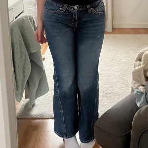 Jeans bootcut -  Blå jeans med bootcut. De har en normal passform. Levi’s som är använda cirka 2 gånger kan absolut diskutera pris💕storlek 26