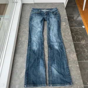 Blå bootcut jeans från Crocker - Säljer mina as snygga lågmidjade flared Crocker jeans!! Super snygga och passar verkligen allt, säljer då de passar inte mig längre 🥲De har inga defekter, midjemått: 39 cm (tvärs över), innerbenet: 82 cm, grenhöjd: 17cm 