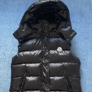 Moncler Cobalt Giobotto - Säljer en helt ny svart dunväst från Moncler. Priset är inte fast så jag kan gå ner i pris vid snabbt köp. Såklart äkta.