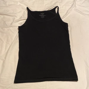 Svart linne - Svart linne från newbody i storlek M, linnet är långt och passar då säker folk som är längre. Fick det av min mamma men har aldrig använt det, inga skador eller liknande.