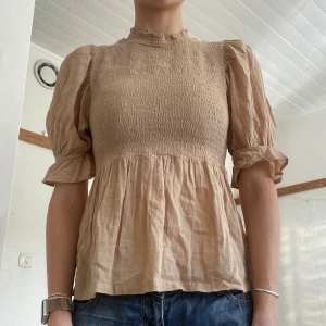 puffärmig blus🫶 - så söt puffärmad blus med trekvartsärm! stretchig i passformen, strl 38 men passar mig som har s!! så snygg på fest, till skolan, vardags🩷