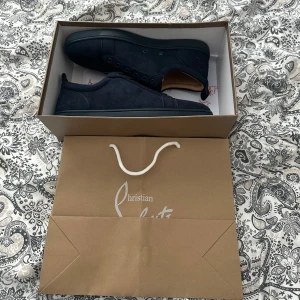 Christian Louboutin skor - Säljer nu dessa skorna då dem inte passade mig så bra. Skicket är 10/10 endast testade. Priset är inte hugget i sten, om du har några frågar är det bara att skriva privat!. Finns ett till par!