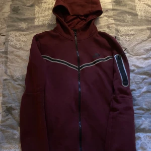Nike tech fleece hoodie - Bra skick finns väl något litet täcken på användning men fortfarande i bra skick och materialet känns  som nyskick. Junior L vilket motsvarar typ storlek S. Passar mig som är 173 cm och väger 60 kg.