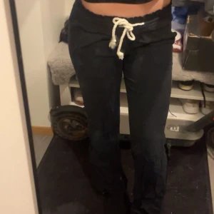 Roxy Linnebyxor  - Säljer mina svarta roxy linnebyxor då dom är för korta för mig, pris kan diskuteras.